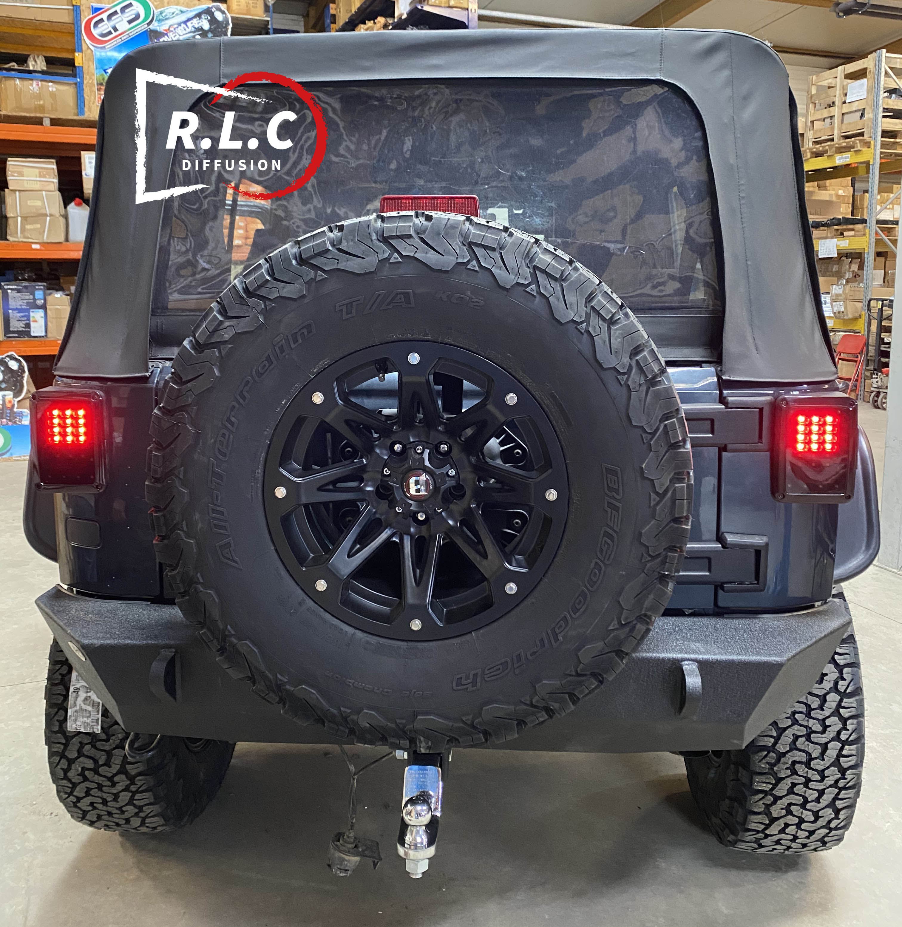 photo de l'arrière du JEEP WRANGLER JK avec boule d'attelage, parechoc arrière et roue de secours